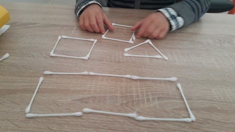 Travailler la motricité fine de votre enfant à l&rsquo;aide des coton-tiges