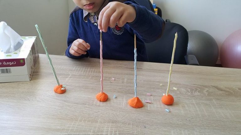 Travailler la motricité fine, la concentration, le tri des couleurs, et la coordination oeil/main de votre enfant