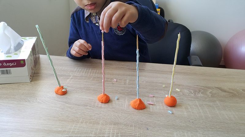 Travailler la motricité fine, la concentration, le tri des couleurs, et la coordination oeil/main de votre enfant