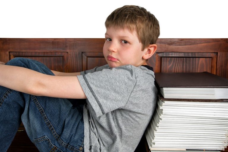 Comment bien se comporter avec un enfant hyperactif ?