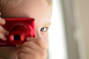 Pourquoi les enfants autistes évitent le contact visuel ?